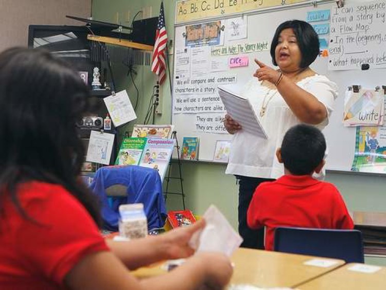 Cuestionan a maestra por su acento al hablar Ingles