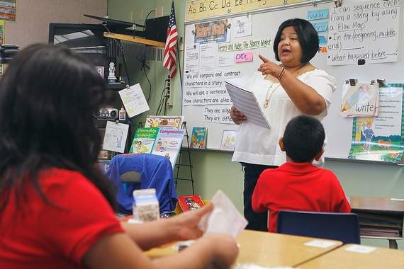 Cuestionan a maestra por su acento al hablar Ingles