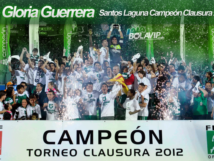 Santos festeja el campeonato con multitudinario desfile