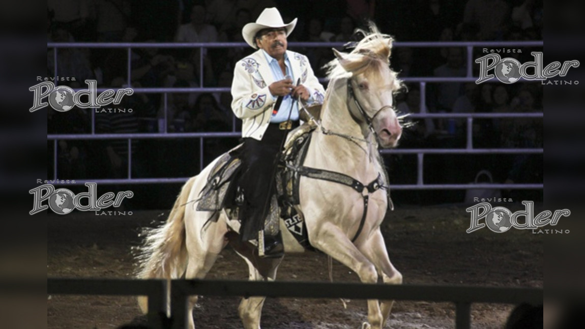 Joan Sebastian se cayó de un caballo